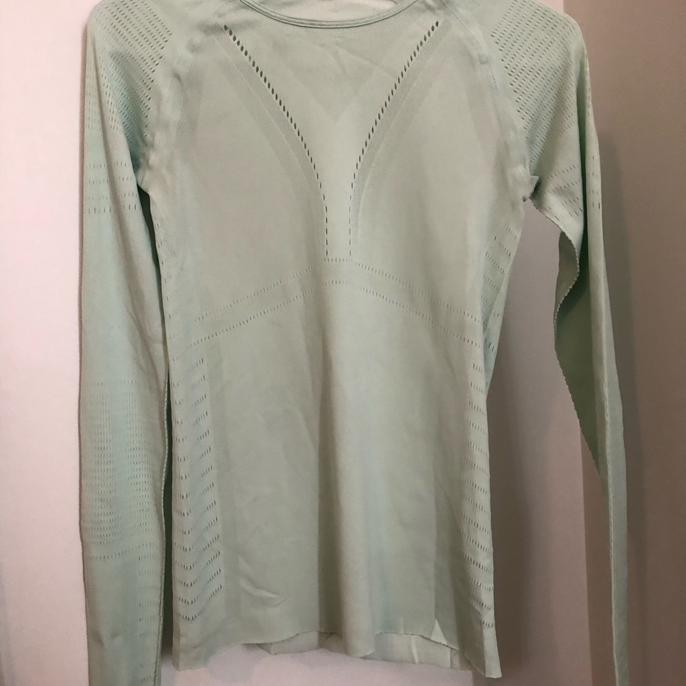 lulu lemon tight workout top with hole design